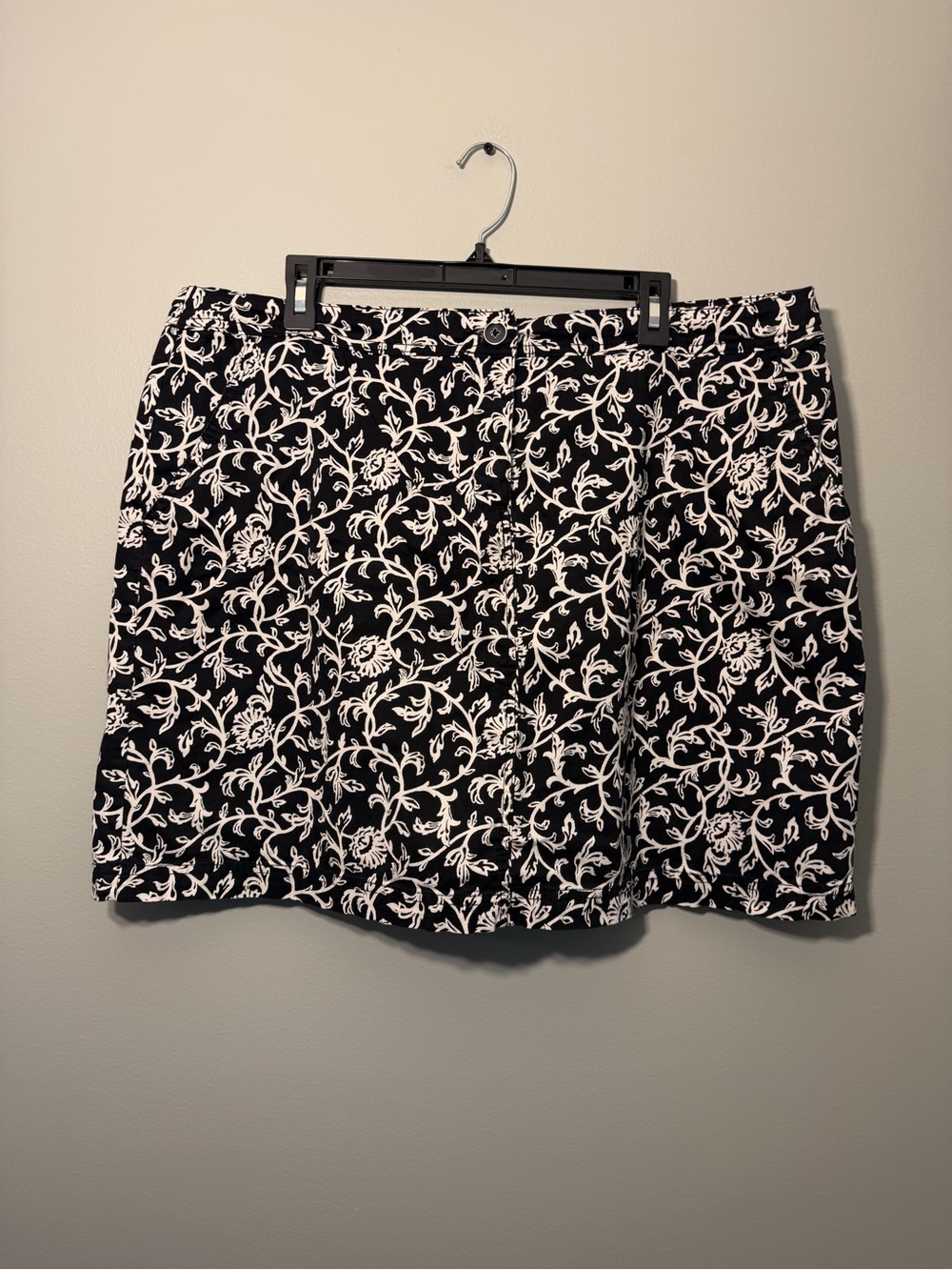 Karen Scott Black and White Floral Vine Mini Skirt